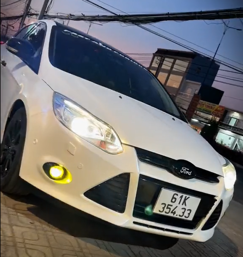 ford-focus-dan-doi-mau-trang-ngoc-trai