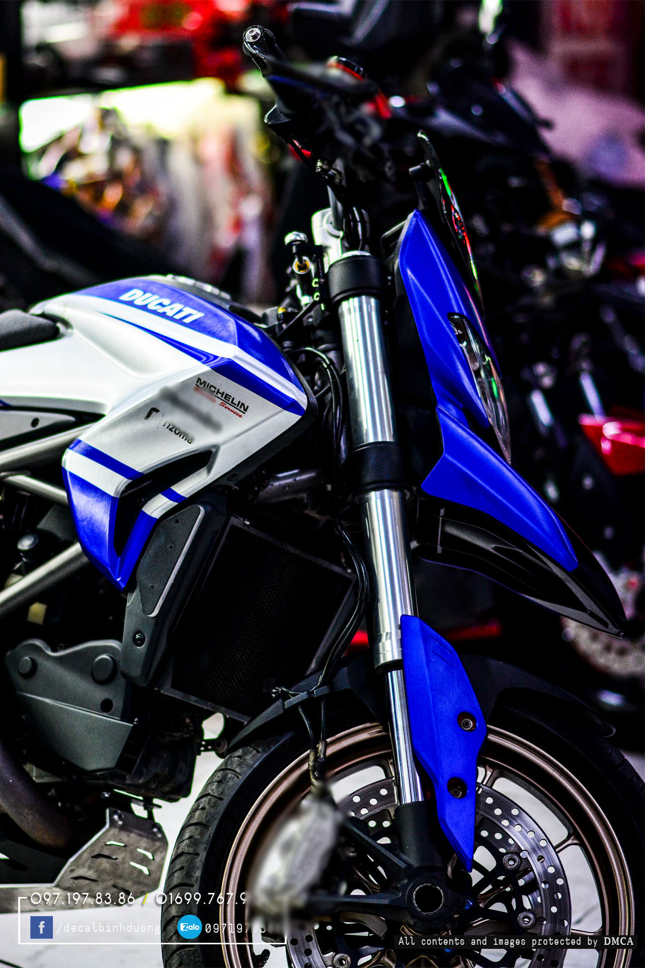 tem-xe-Ducati-Hypermotard-xanh-bac