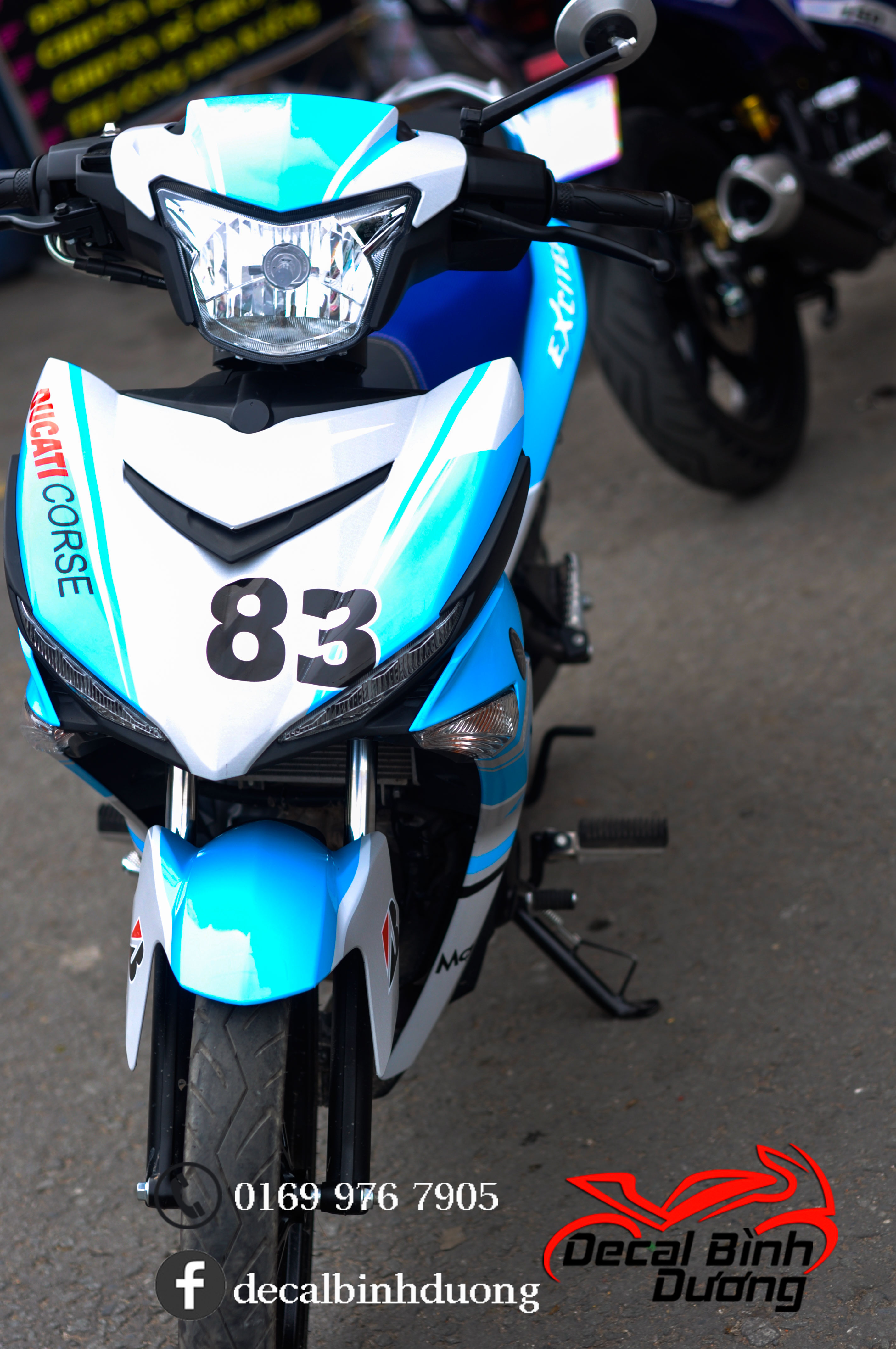 Tem xe Exciter 150 Ducati được thiết kế với màu xanh ngọc tuyệt đẹp phối thêm trắng nổi bật kết hợp các logo tem đấu tạo phong cách đơn giản.