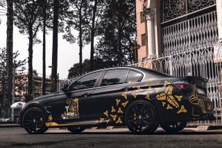 Wrap Full Ô Tô BMW Black Họa Tiết Vàng Ấn Tượng